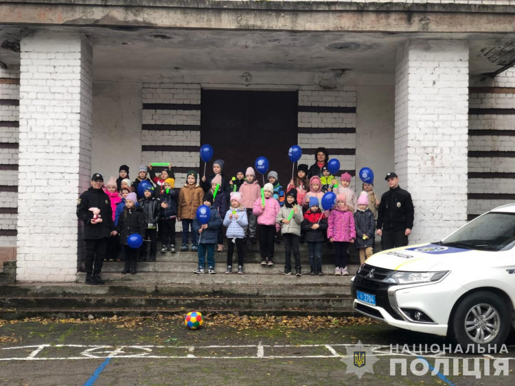 Поліцейські нагадали школярам Кам'янського правила безпеки дорожнього руху