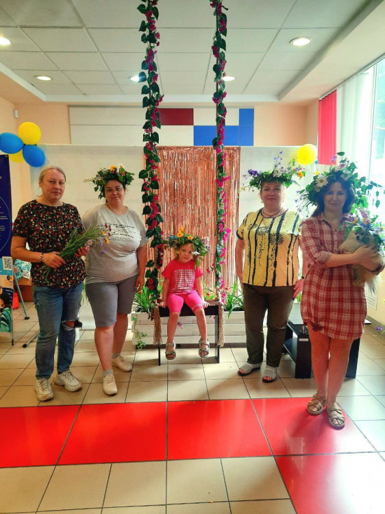 У Кам’янському жінки з Маріуполя на етномайстер-класі плели купальські вінки 
