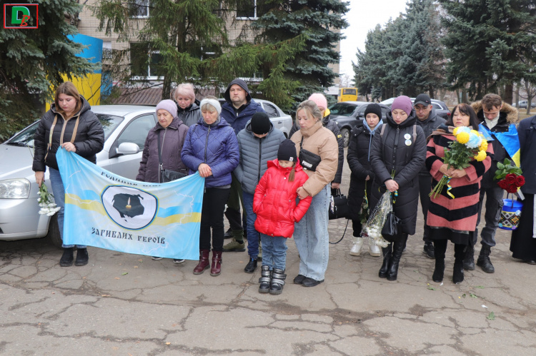 У Кам'янському районі вшанували загиблих воїнів - випускників п'ятихатських закладів освіти