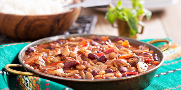 Зваріть поживне рагу з консервованої квасолі та рису — гаряче й ситне з гуманітарного набору