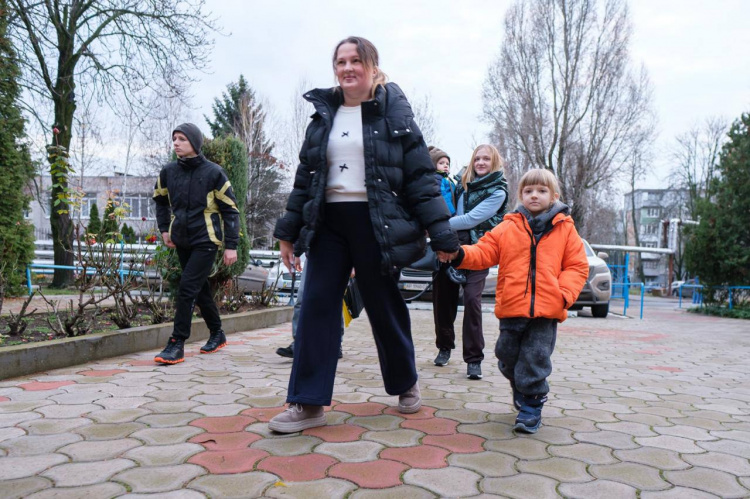 На Дніпропетровщині триває примусова евакуація сімей з дітьми - які громади потрапили до тривожного переліку