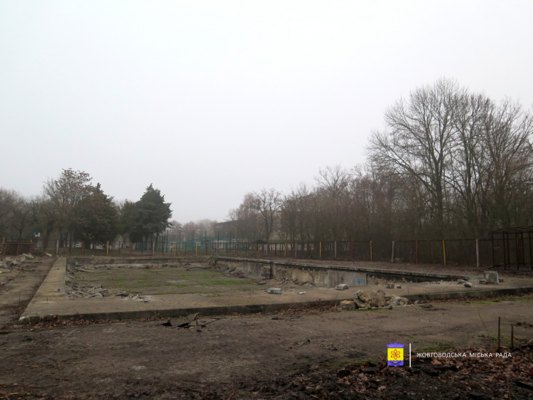 У Жовтих Водах стартувало відродження літнього басейну, що понад два десятиліття стояв у руїнах