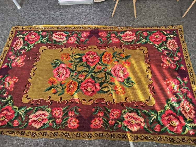 Два з половиною метри краси: бібліотека Кам’янського отримала унікальний вишитий килим