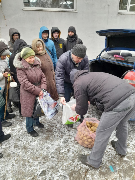 Допомога нужденним: у центрі Кам'янського годували переселенців