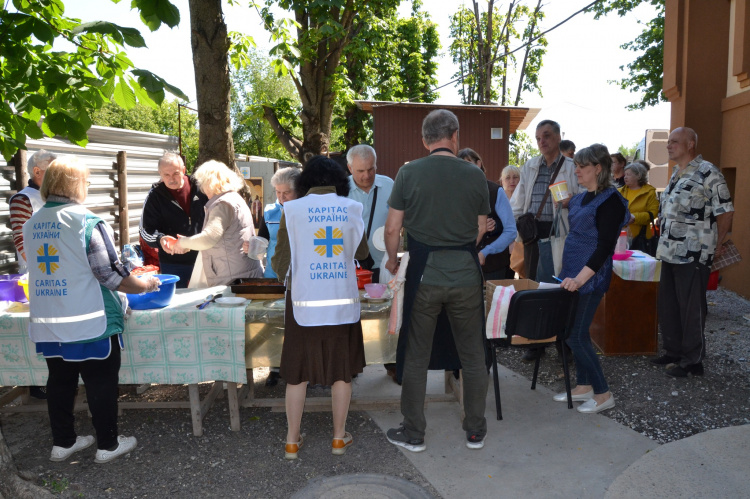 В Кам'янському волонтери відновили надання благодійних обідів людям у потребі