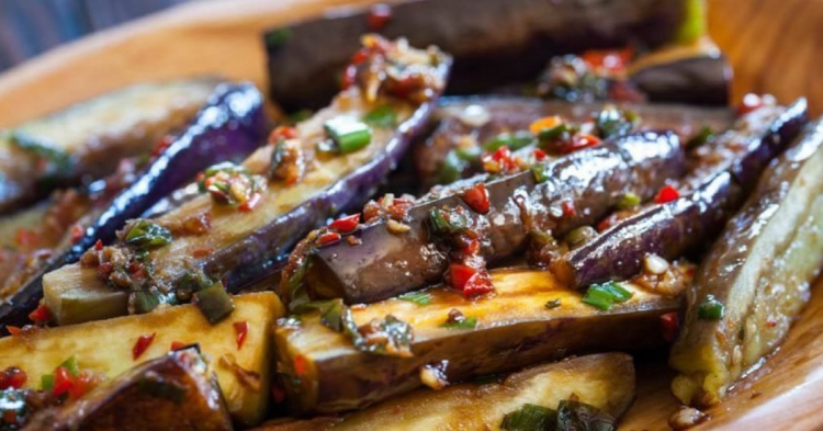 Спробуйте хрусткі баклажани по-китайськи в солодко-гострому соусі — ресторанний смак за 20 хвилин