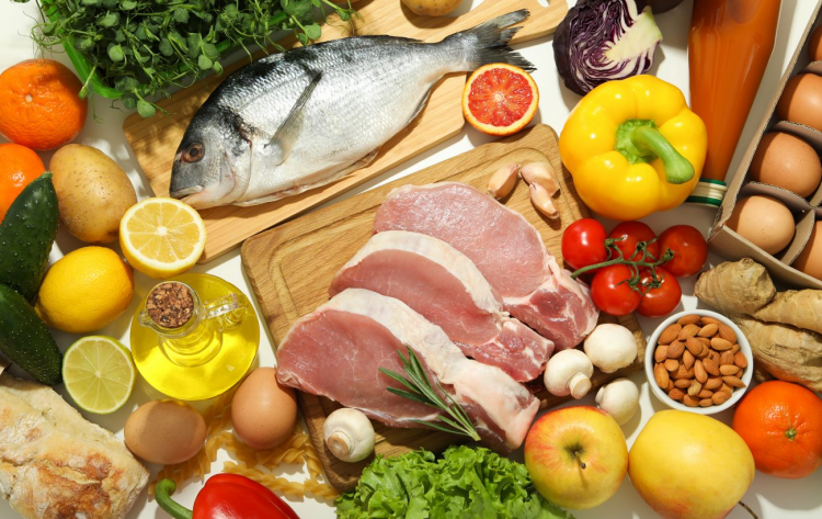 Відкритий холодильник з продуктами під час відключення електроенергії