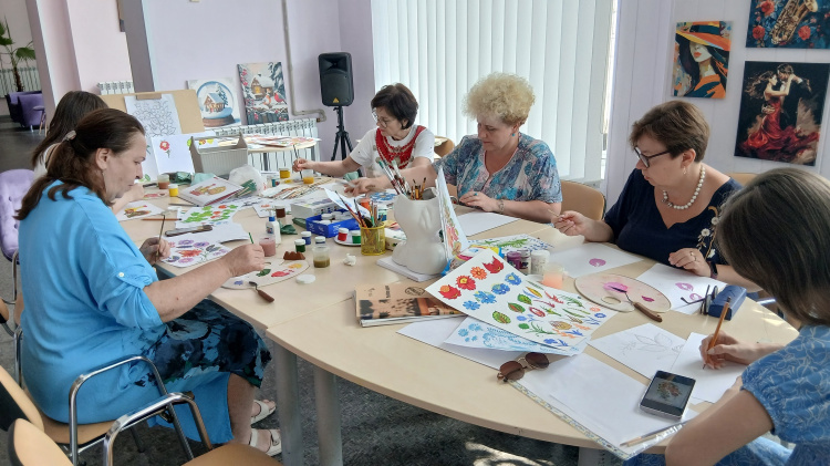 У Кам'янському жінки опановували новий секрет петриківського розпису та продовжили готуватися до першої авторської виставки