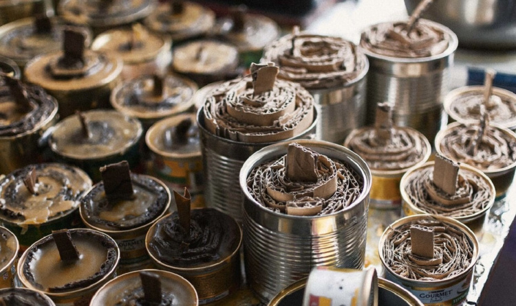 "На тепло для фронту": у Кам'янському збирають жерстяні банки та парафін для окопних свічок