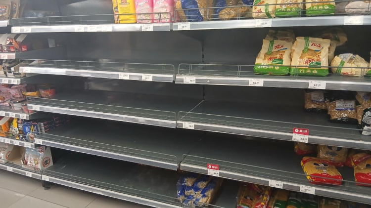 Порожні прилавки та ажіотаж на Дніпропетровщині