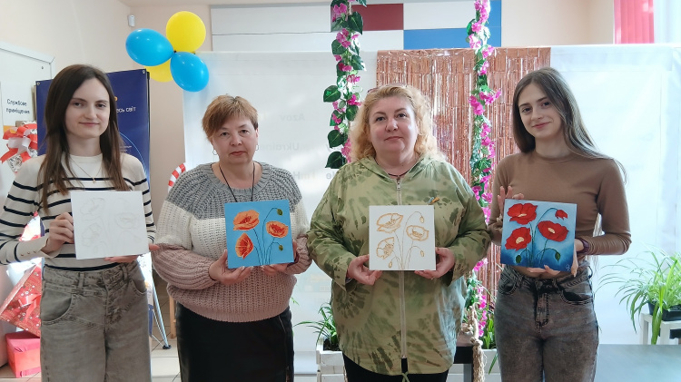 У Кам’янському жінки з Маріуполя помахом пензля оживили рельєфні маки на своїх полотнах 