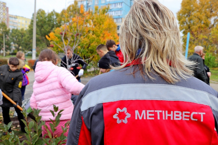 Дерева ростимуть разом із дітьми: Метінвест допоміг школярам Кам’янського залишити зелений слід для майбутніх поколінь