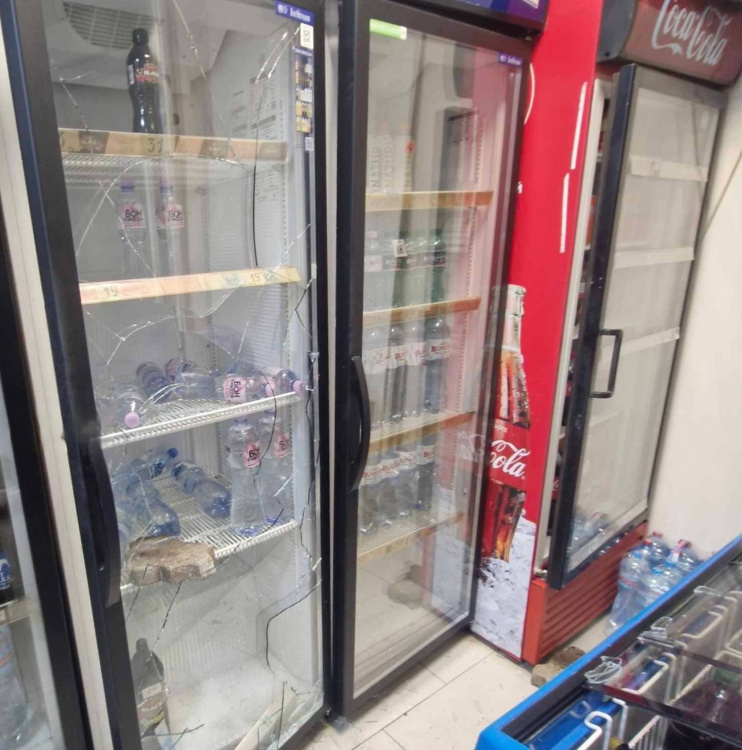 Цегла, пиво та цигарки: у Кам’янському вночі розтрощили торгові точки