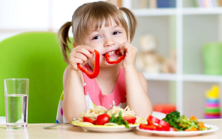 Діти і здорове харчування: дізнайтеся, як граючи привчити дитину до корисних страв