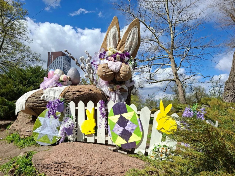 Вихідні у Дніпрі: де кам'янчанам шукати Великодні фотозони з гігантськими кроликами та писанками