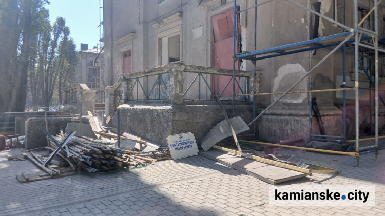Пологове у Кам’янському після ракетного удару: обвалені стіни, зруйновані двері та знищені інтер’єри
