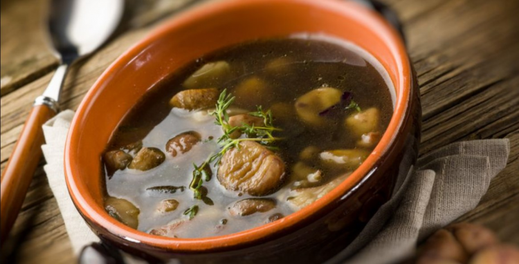 Спробуйте насичену юшку з білих грибів з часниковими грінками — зігріваючий зимовий суп