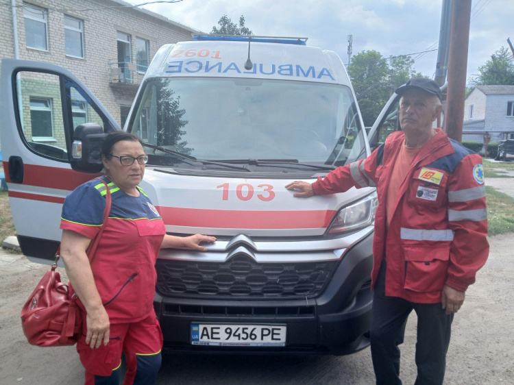 У Царичанці батько напоїв алкоголем малих синів: хлопців госпіталізовано у важкому стані