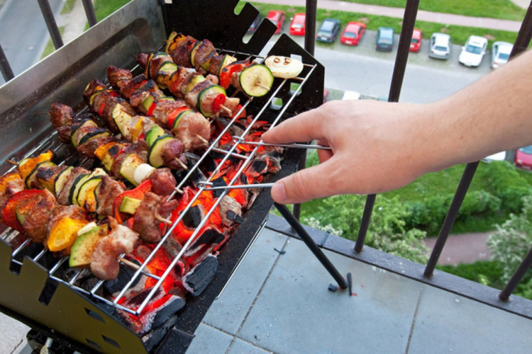 Шашлик за 4500 грн: штрафи для любителів смажити м'яско на балконі та у лісі 