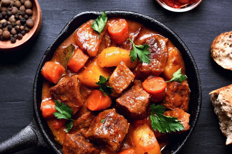 Спробуйте зимовий гуляш з яловичини з перцем і паприкою — густий, ароматний і дуже зігріваючий