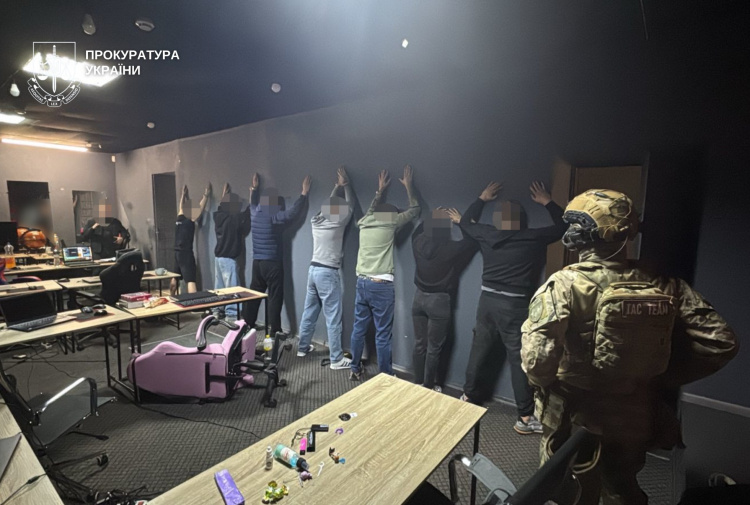 Прокуратура у Кам’янському затримала шахраїв у місті