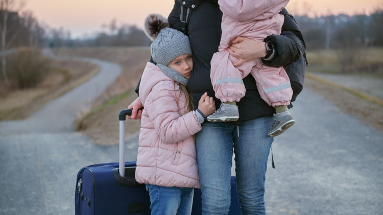 Виплати 3000 грн дітям ВПО: чому уряд затримує постанову та що з фінансуванням