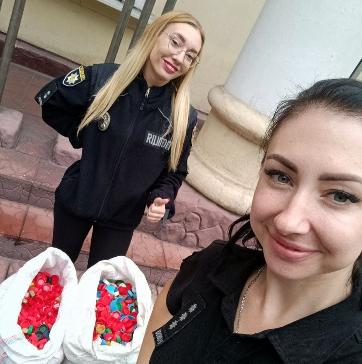Поліцейські Кам`янського разом зі школярами збирали пластикові кришки - цікаві подробиці