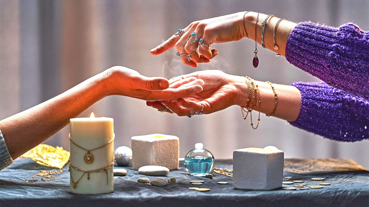 Магія в законі: які «містичні» професії офіційно існують в Україні та як вони пов'язані з Різдвом