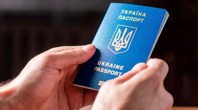 Чому українцям затримують видачу паспортів: причини та що робити з протермінованими документами