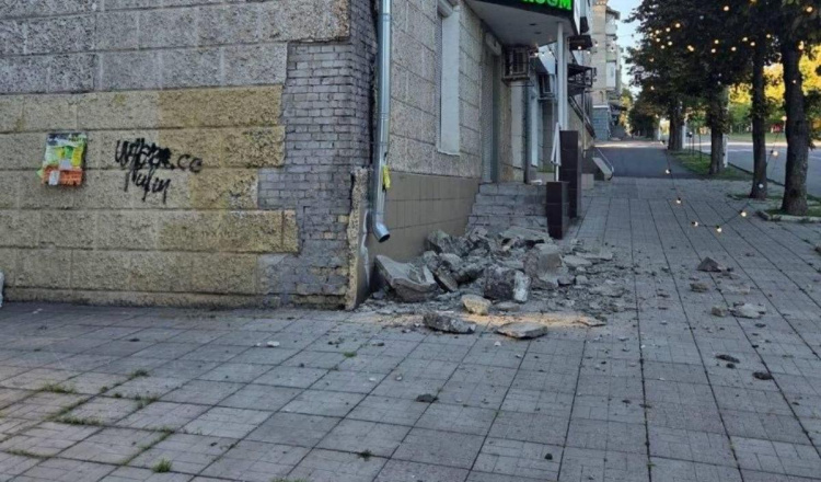 У Кам’янському рухнув фасад будинку