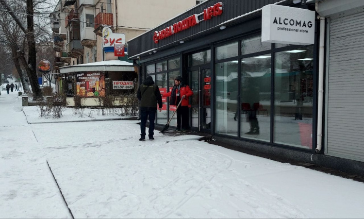 Інспектори перевірили, як підприємці Кам'янського прибирають сніг біля своїх закладів