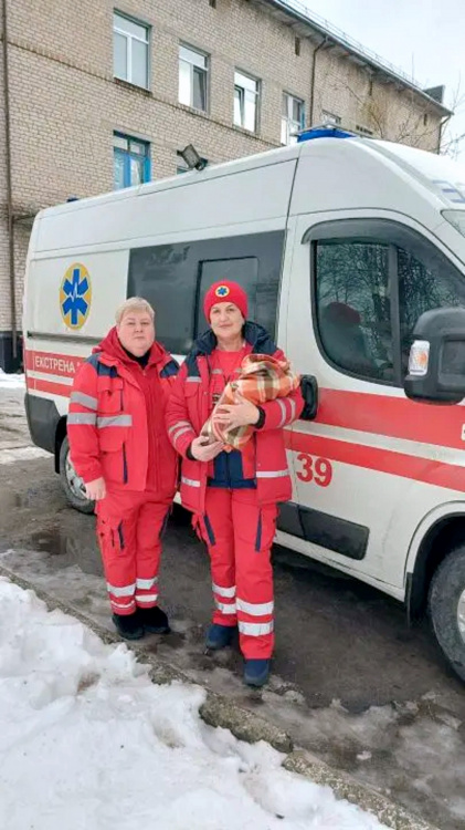 Медики швидкої Кам’янського допомогли в незвичайних умовах з’явитися на світ двом хлопчикам - подробиці