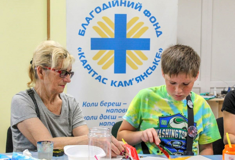 Не самі у біді: у Кам’янському запустили проєкт підтримки родин «Добрий сусід»