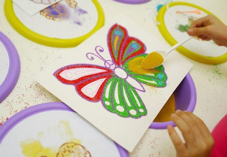 Казкове мистецтво: у Кам'янському діти створювали кольорові картини під час пісочної арт-терапії