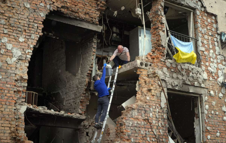 Зруйнований бойовими діями житловий будинок в українському місті