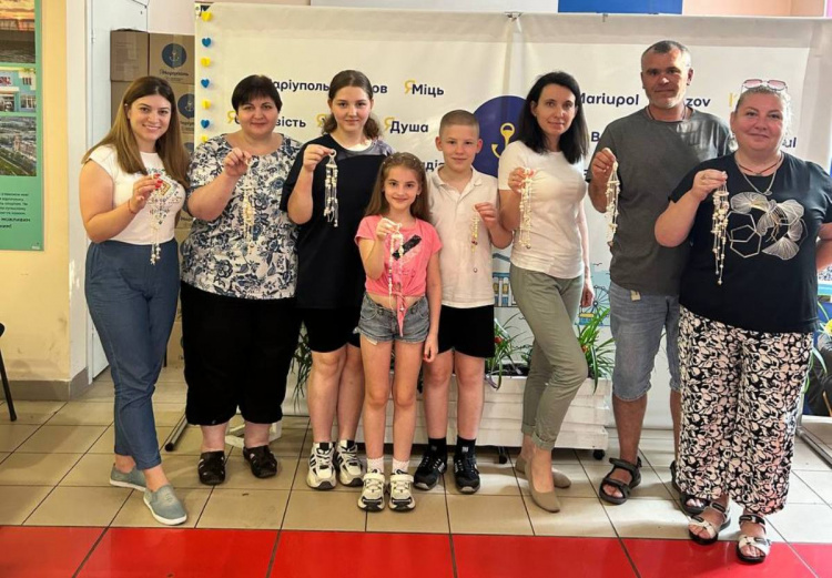 Сонце й вітер у власних руках: у Кам’янському маріупольці створили яскраві обереги