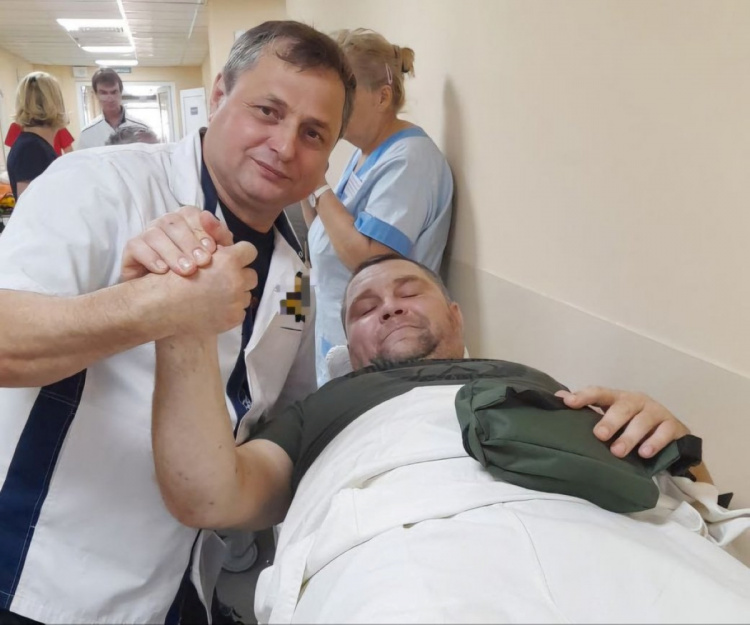 Пережив пекло Бахмута та втратив ноги: ветеран з Дніпропетровщини щодня рятує поранених бійців