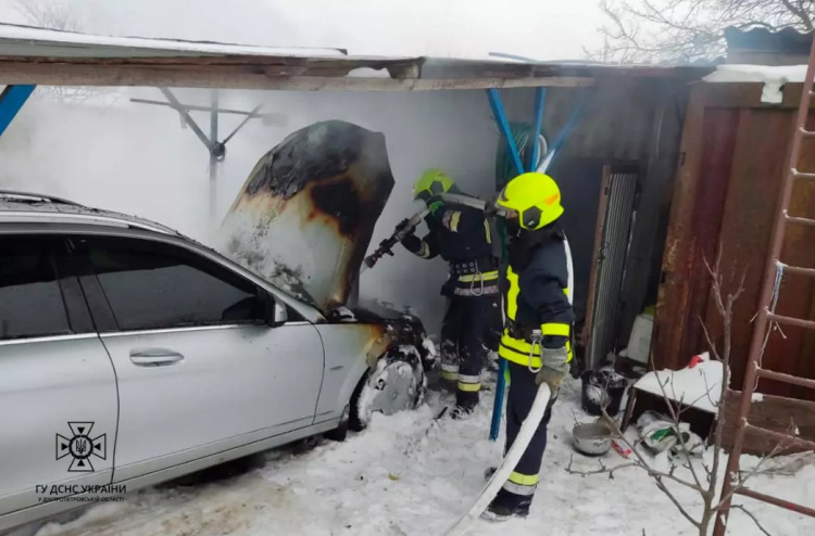 Під Кам’янським згорів Mercedes - подробиці