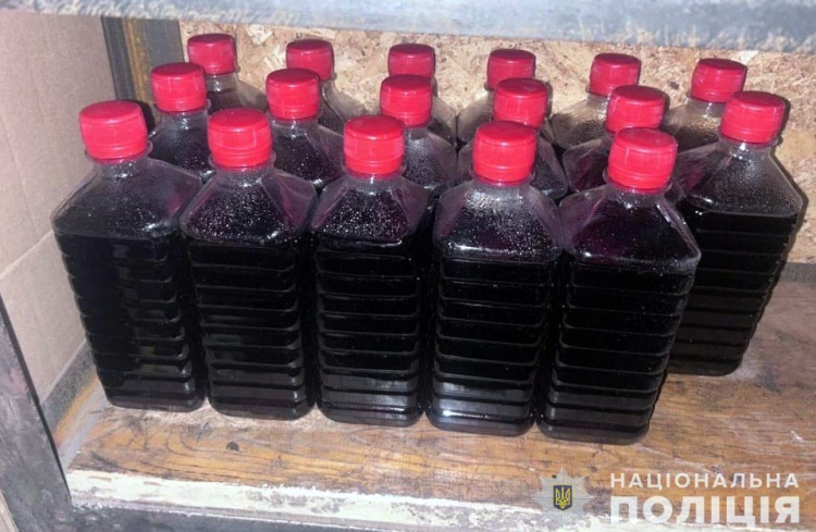 "Зміркували на трьох": в Кам'янському районі жінки торгували контрафактним алкоголем