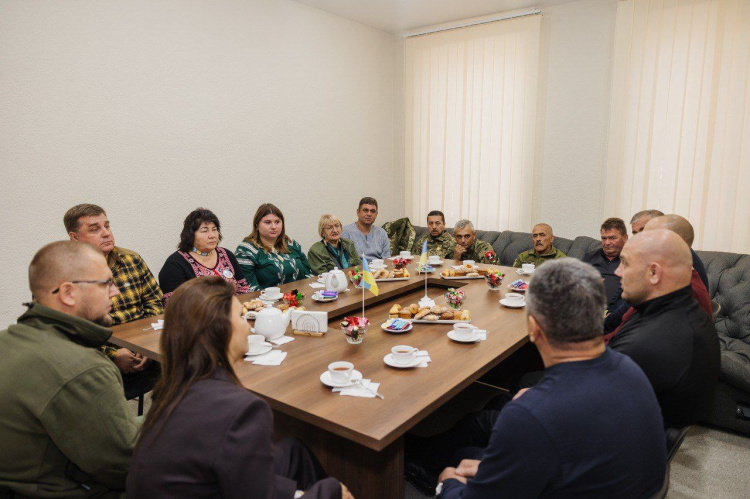 У П'ятихатках створили місце для зустрічей і підтримки захисників - на гостини приїхав очільник ОВА Лисак