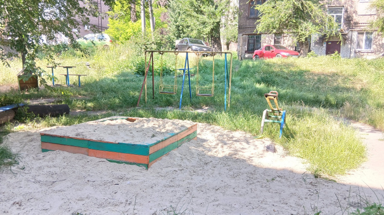 У Кам'янському дитячі майданчики в аварійному стані: хто несе відповідальність та куди звертатися мешканцям