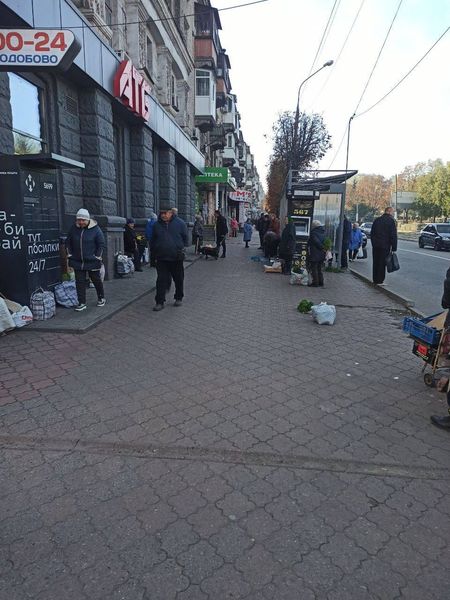 Інспектори провели рейд стихійного ринку у Кам'янському - фотофакт