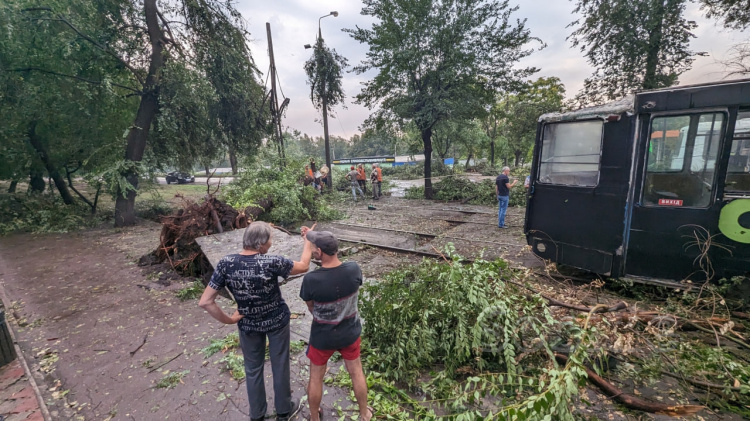 В Кам’янському тривають роботи з усунення наслідків вчорашньої негоди