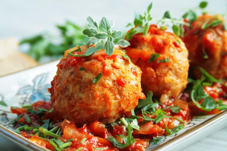 Зробіть ліниві голубці з фаршем і капустою — ситна домашня класика за півгодини