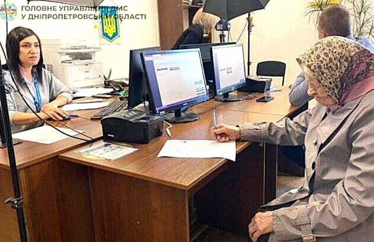 Сторічна мешканка Дніпропетровщини вперше отримала закордонний паспорт: куди вирушає бабуся
