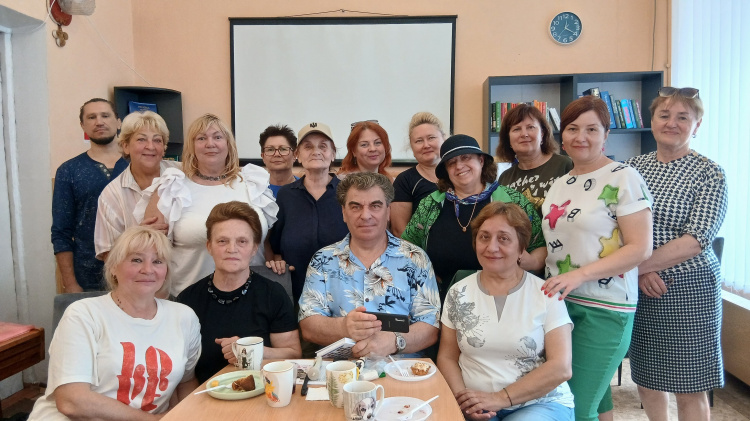  З чаєм та без вікових обмежень: як у бібліотеці на Шевченка навчали англійської мови