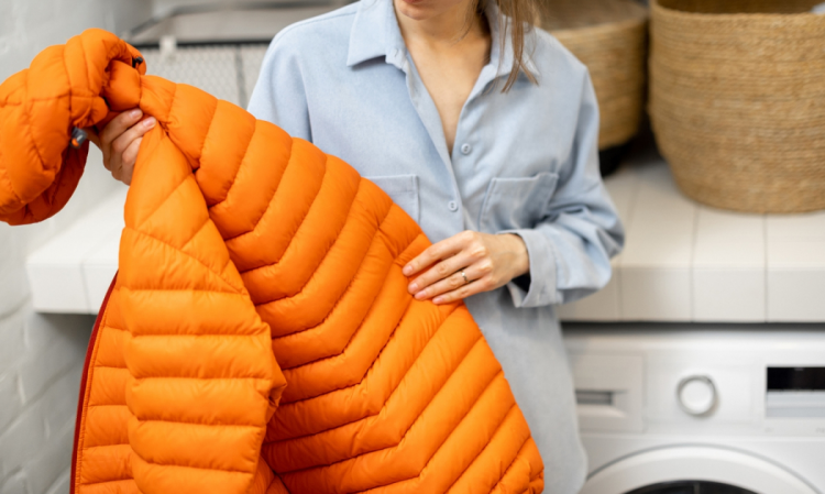 Хімчистка вдома: як випрати пуховик у пральній машині, щоб він не збився, і правильно сховати його до зими