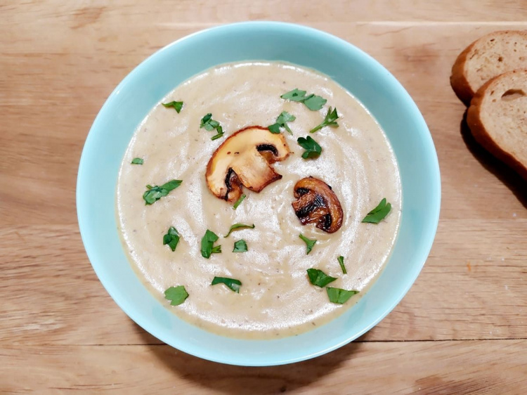 Сирний суп-пюре з броколі та грибами: приготуйте смачний обід всього за 20 хвилин