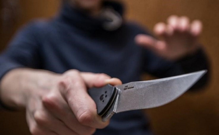Чоловік вдарив друга ножем у груди: подробиці трагедії у Кам'янському