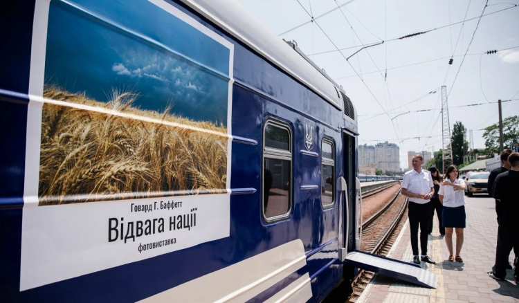 «Відвага нації» у русі: на вокзалі в Дніпрі відкрився мистецький поїзд із унікальною фотовиставкою